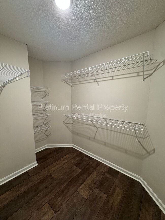 Building Photo - 335 Charlyne Way