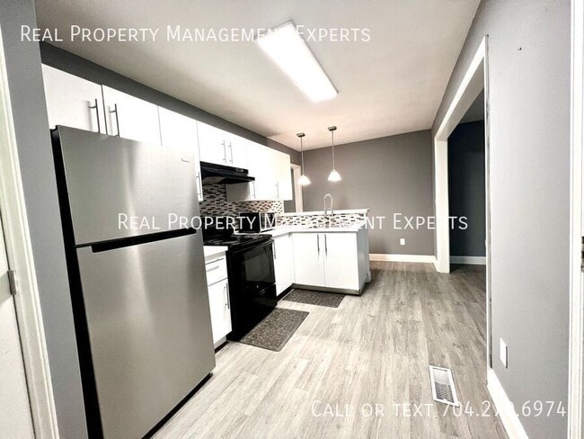 Building Photo - 2503 Eastway Dr