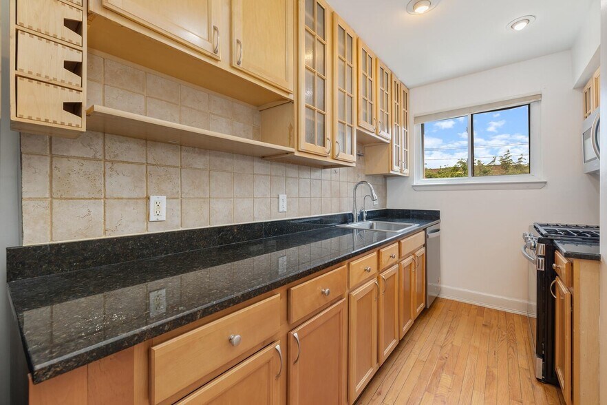 Building Photo - 743 10th St