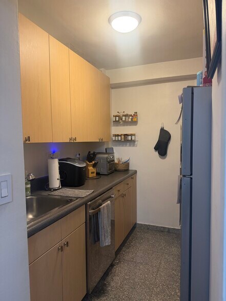 Building Photo - 420 E 64th St