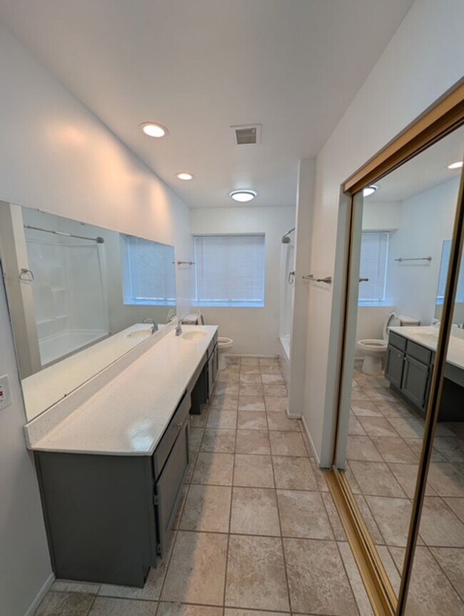 Building Photo - Sharp 3 Bedroom Home w/Pool in Glendale