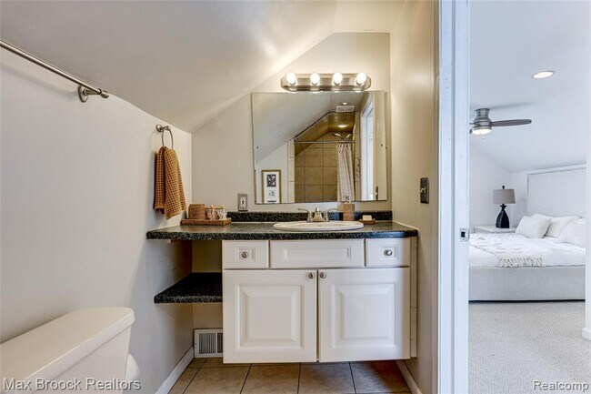 Building Photo - 1460 Cole St