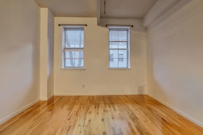 Building Photo - 1034 Clinton St