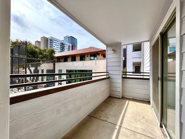 Building Photo - 501 W 26th St