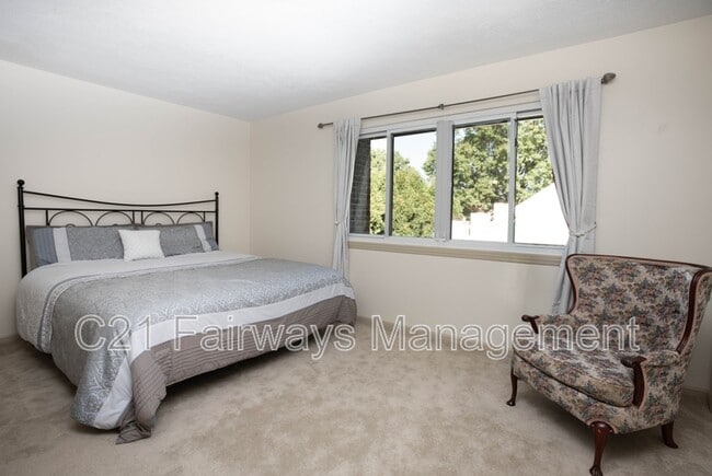 Building Photo - 804 Fairways Dr