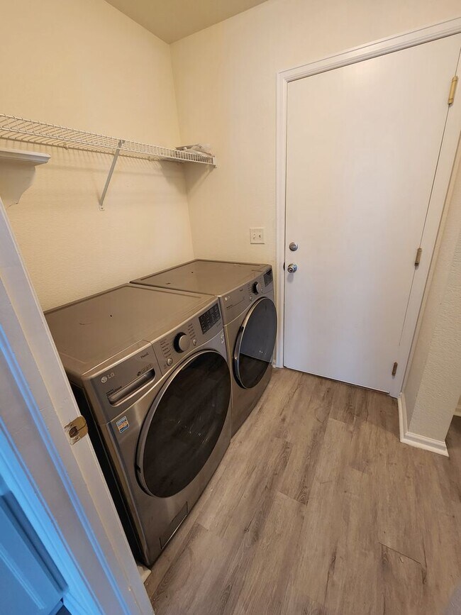 Building Photo - Charming 3 Bed 2 Bath Townhome for Rent in...