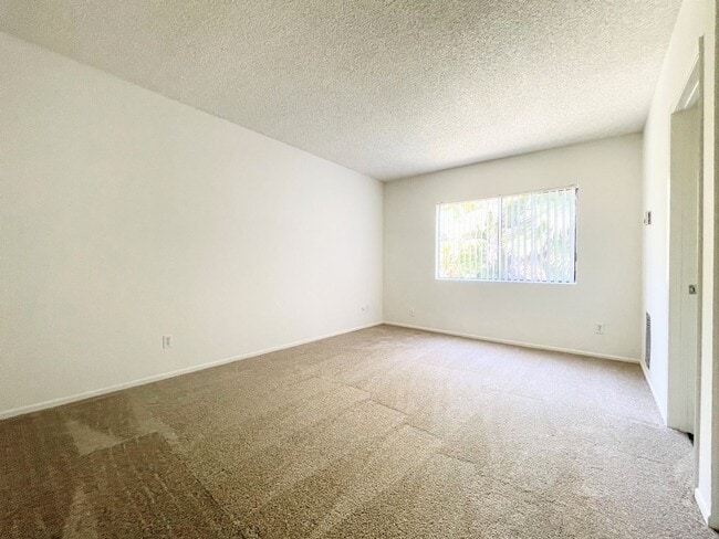 Building Photo - Updated Second Floor Single Level Unit!