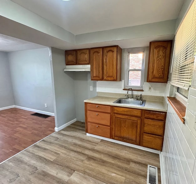 Building Photo - 233 Saylong Dr