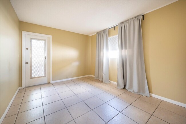 Building Photo - 930 Mandarin Is