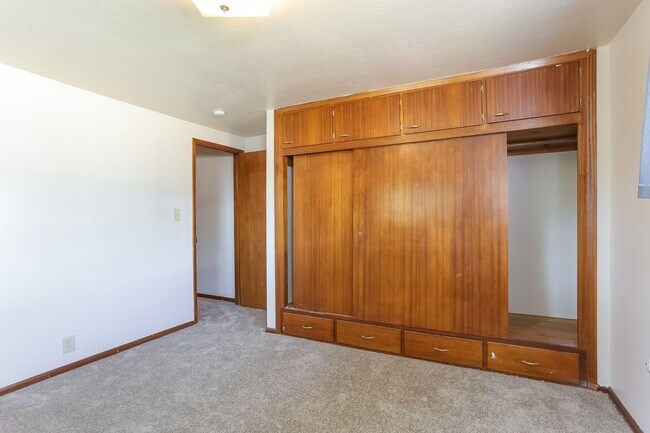 Building Photo - 2408 Lake Dr