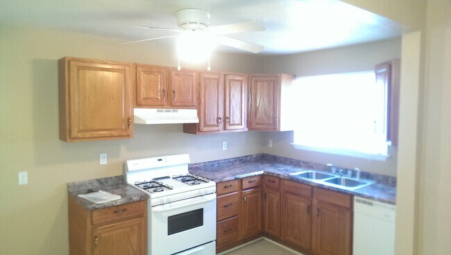 Building Photo - 3BR 1.5BA Single family home