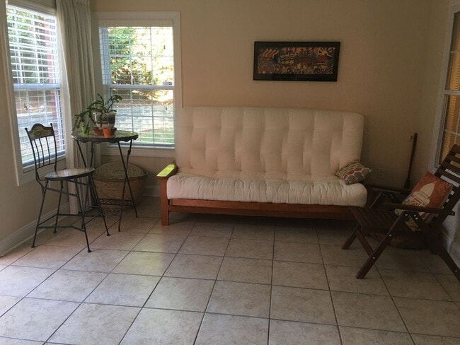 Building Photo - Oak Tree Townhome- One Level Living 3 Bed, 2 Bath Available March 1st!