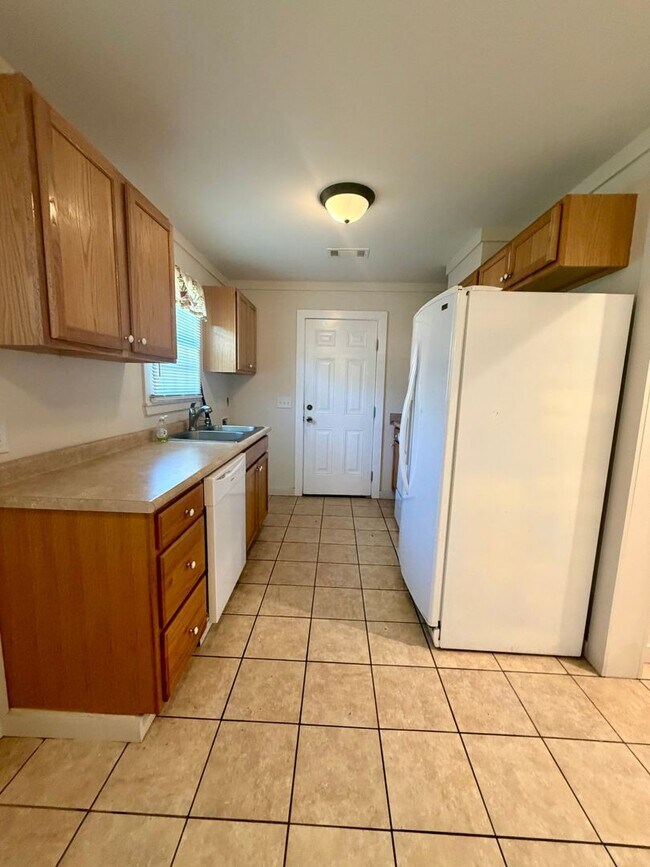 Building Photo - 3 Bed 1 Bath Brick Home