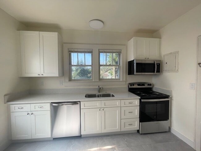 Building Photo - CHARMING 2 BEDROOM APT NEAR THE LOVELY MARYVILLE COLLEGE CAMPUS!!