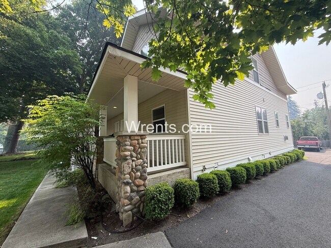 Building Photo - COMING SOON! South Hill Duplex with Garage & Utilities Included!