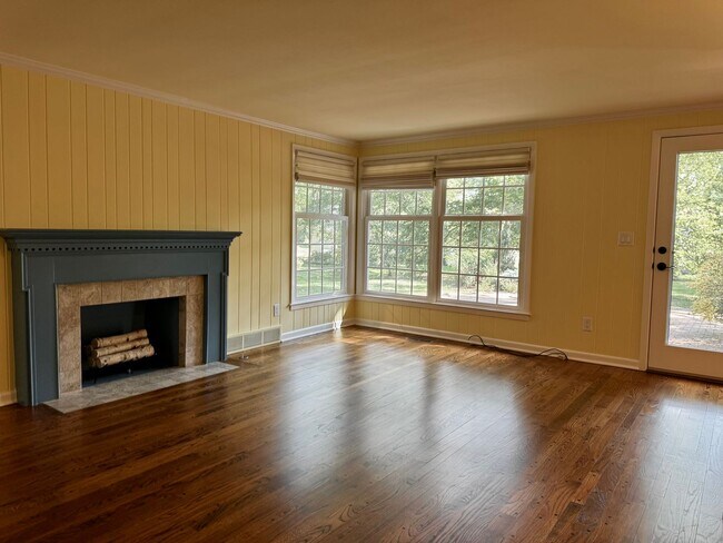 Building Photo - Rare lease opportunity in Leawood + Spacio...