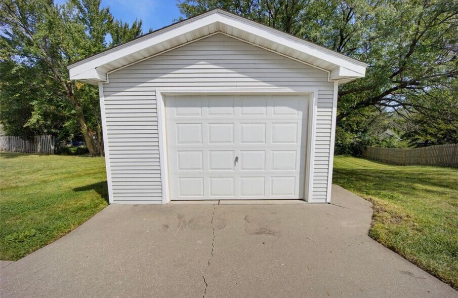 Building Photo - 1003 Lyndale Dr