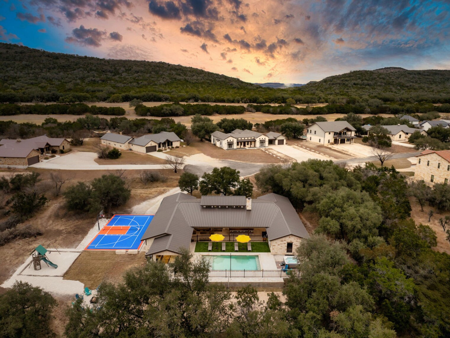 Building Photo - 1802 Mountain Vly Dr