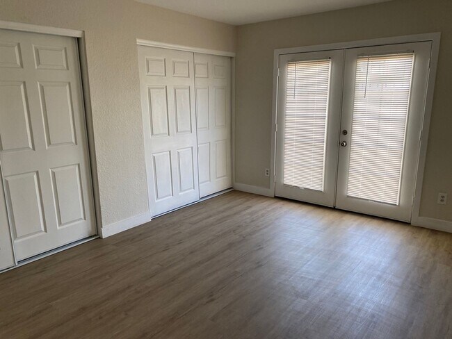 Building Photo - Fully Remodeled! 2 bed 2 bath Town-home in...