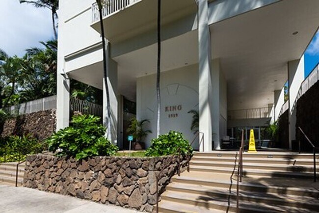 Building Photo - Centrally Located Queen Emma Gardens,