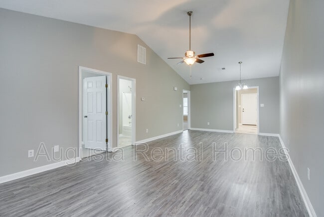 Building Photo - 525 Edgecliff Ln