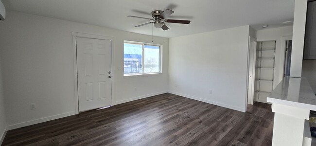 Building Photo - COMPLETLY REMODLED HOME AVAILABLE NOW!