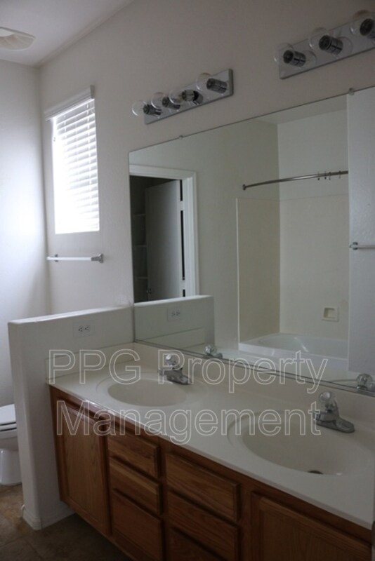 Building Photo - 15366 W Dreyfus St