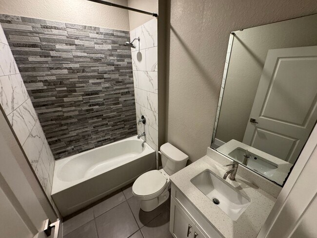 Building Photo - INCREDIBLE 4 Bedroom, 2 Bathroom Home in Poinciana!