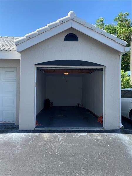 Building Photo - 2850 N Oakland Forest Dr