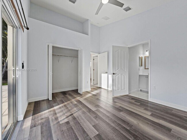 Building Photo - 704 SE 14th Pl