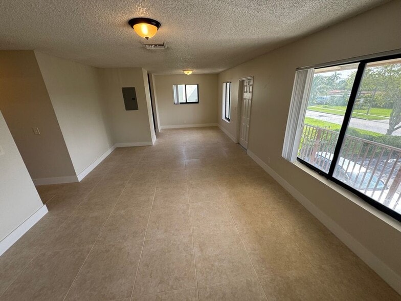 Building Photo - 1121 W River Dr