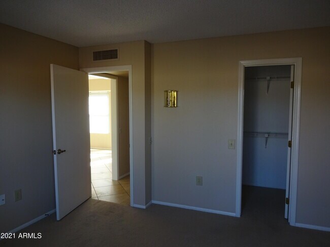 Building Photo - 13722 W Gable Hill Dr