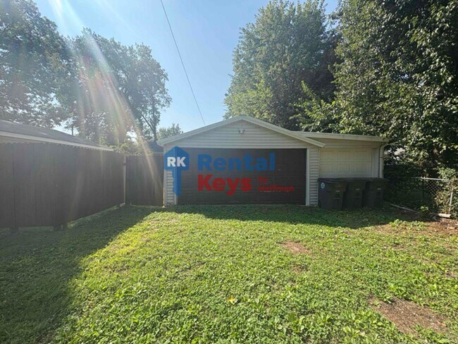 Building Photo - Two Bedroom House | Detached Garage