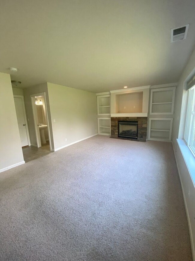 Building Photo - LARGE SINGLE FAMILY HOME ON CORNWALL (RPM#220)