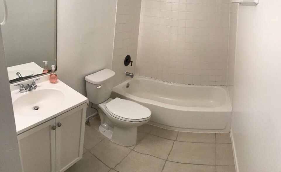 Building Photo - 1097 Highlands Dr