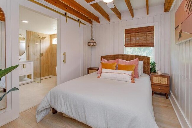 Building Photo - HH123