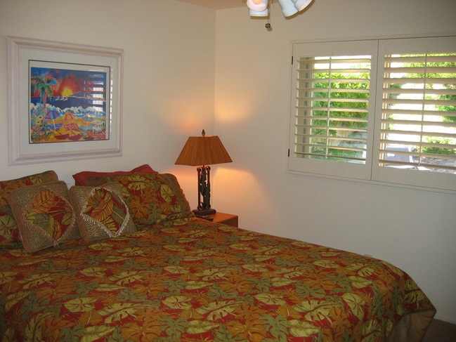 Building Photo - 4564 Beverly Glen Dr