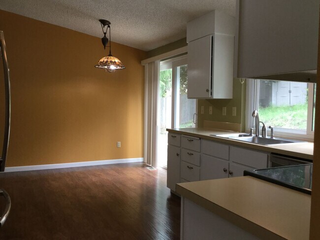 Building Photo - Very Cute and Spacious 3 BD & 2.5 Bath Home located in Kirkland-Finn Hill!