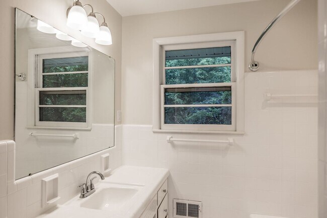 Building Photo - 418 Foothill Dr