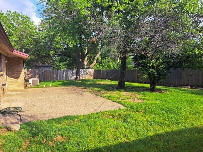 Building Photo - 3 Bedroom / 2 Bath / 2 Car Garage