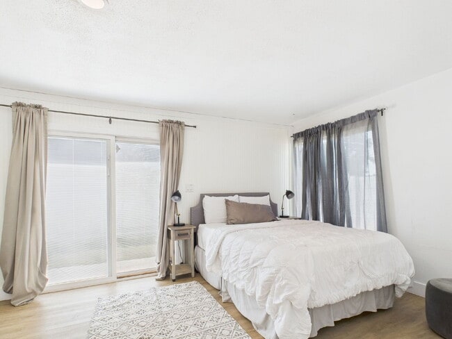 Building Photo - Fully furnished with a pool - MOVE IN SPECIAL $500 OFF