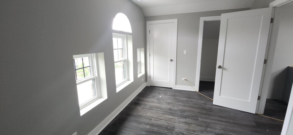 Building Photo - 1023 E 45th St