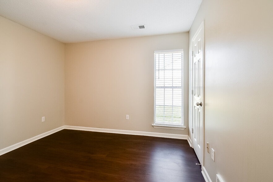 Building Photo - 5620 Kaitlyn Dr W