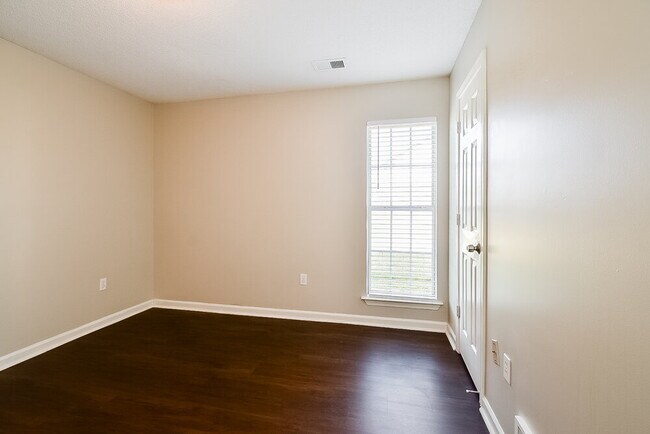 Building Photo - 5620 Kaitlyn Dr W