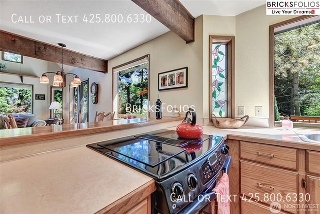 Building Photo - Remarkable Redmond Home - Walk to Microsoft and Parks!