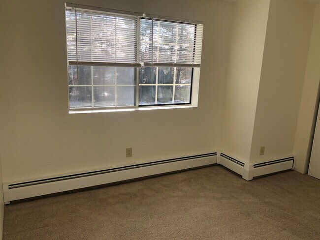 Building Photo - 385 Huse Rd