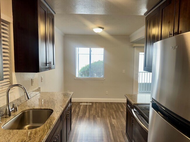 Building Photo - Gorgeous Lower End Unit with Inside Laundry Available Now!