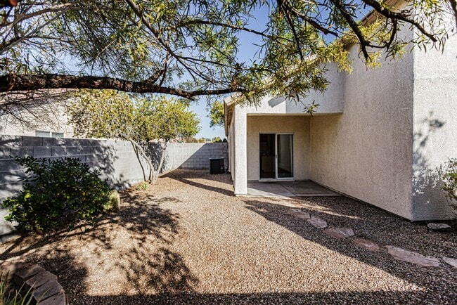 Building Photo - 1 Story home with 3 Bedrooms