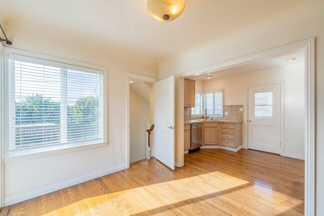 Building Photo - Super Cute 3bed 2 bath home with peek-a-boo ocean view South Redondo