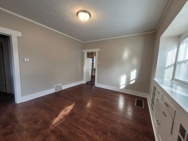 Building Photo - 2 Bedroom, 1 Bathroom Home with Detached Garage!